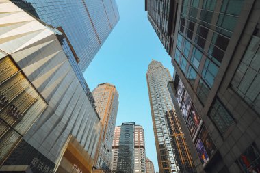 Chongqing Çin 'de bir grup insan şişler üzerinde yemek pişiriyor.