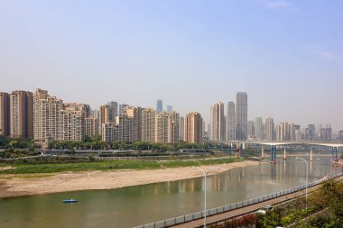 Chongqing Çin 'de bir grup insan şişler üzerinde yemek pişiriyor.