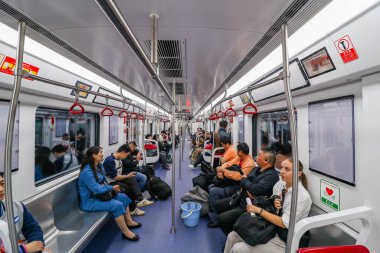 Chongqing Çin 'de bir grup insan şişler üzerinde yemek pişiriyor.