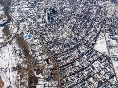 Karla kaplı bir kasabanın hava aracı görüntüsü sokak planıyla kaplı.