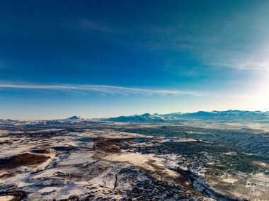 Birkaç bulutlu açık mavi bir gökyüzü. Gökyüzü çok parlak ve bulutlar çok küçük.