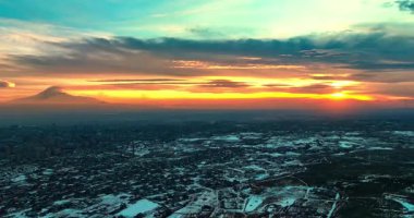 Arka planda Ararat Dağı ile kaplı Erivan şehrinin hava günbatımı manzarası