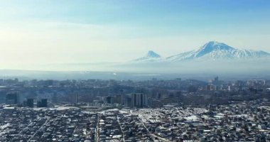 Arka planda Ararat dağı olan bir Erivan şehri.