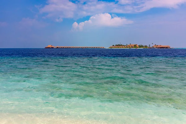 Kristal sular yavaşça kıyıya doğru dalgalanır. Uzak bir ada, yumuşak mavi bir gökyüzünün altında parlar. Beyaz bulutlar durgun denizin üzerinde tembelce sürüklenirler. Huzurlu kaçış rahatlama ve yansımaya davetiye çıkarır.