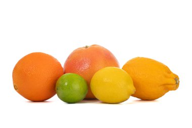 Parlak turunçgil meyveleri beyaz arka planda güzelce sıralanmış. Portakal, greyfurt, limon, limon ve mandalina görünür. Meyveler taze, canlı ve sağlık veya yemek temaları için çekici