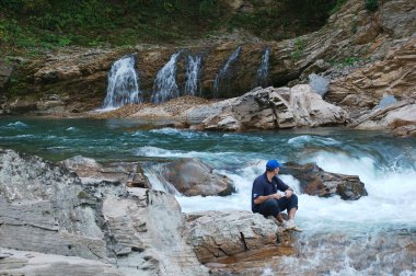 Adam falls arasında. Adygeiya'nın doğa.