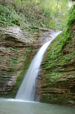 Kızlık örgü Adıge dağlarda düşüyor.