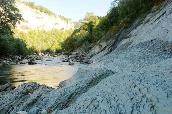 O rio da montanha nas montanhas de Adygea . — Fotografia de Stock
