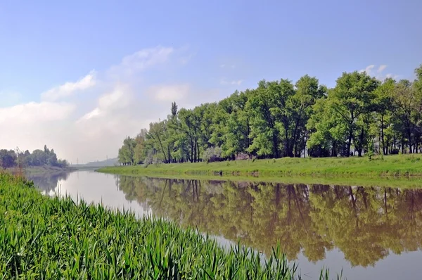 Hermoso paisaje de verano con el río . — Foto de Stock