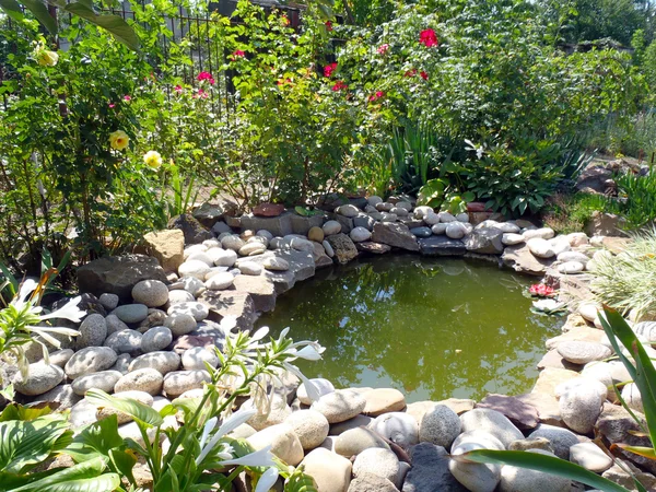 Декоративный пруд в саду . Лицензионные Стоковые Изображения