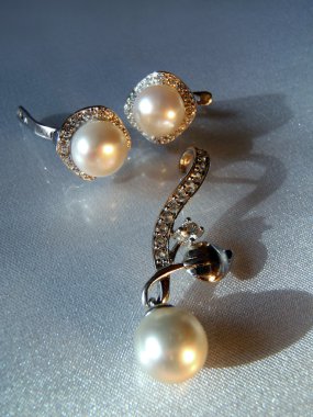 Gümüş kolye ve küpe İncili, makro. 