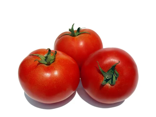 Спелые помидоры на белом фоне, макрос . — стоковое фото