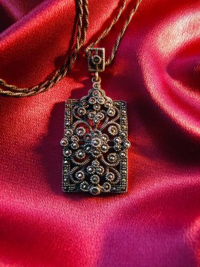 Gümüş süspansiyon braketi bir zincir üzerinde makro.