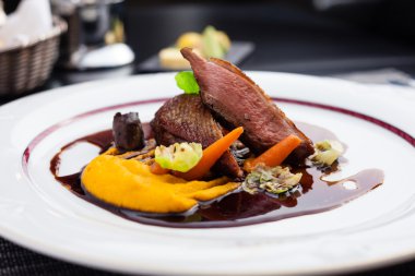 Kızarmış ördek fileto