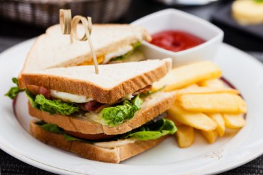 Kızarmış yumurtalı sandviç
