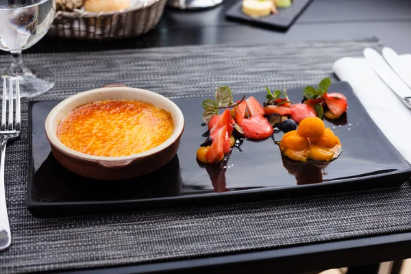 Creme brulee with strawberry — Stock Photo, Image