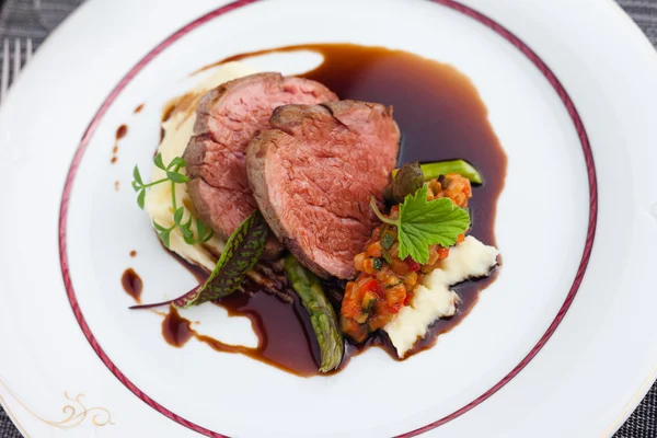 Filet de veau à la ratatouille aux légumes — Photo