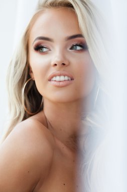 sarışın gülümseyerek kadın