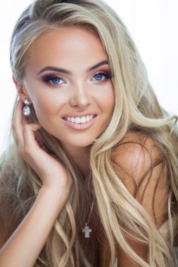 sarışın gülümseyerek kadın