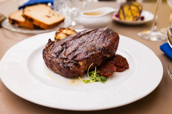 Entrecôte met gegrilde knoflook — Stockfoto