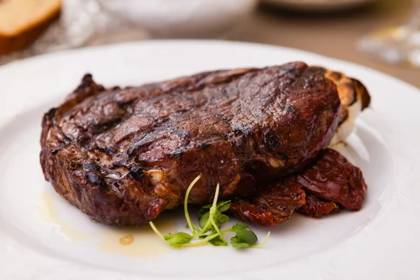 Entrecote with grilled garlic — Stock Photo, Image