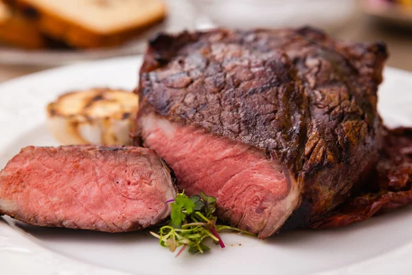 Entrecote with grilled garlic — Stock Photo, Image