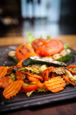 Kömür fırında pişmiş ızgara sebze
