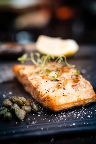 Bife de salmão servido em um prato quente — Fotografia de Stock