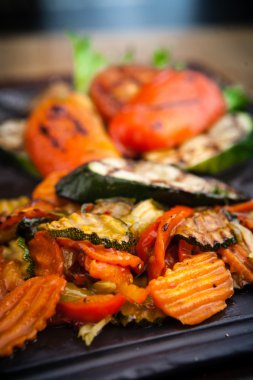 Kömür fırında pişmiş ızgara sebze