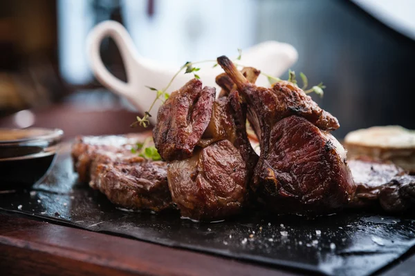 Válogatott ízletes steak — Stock Fotó