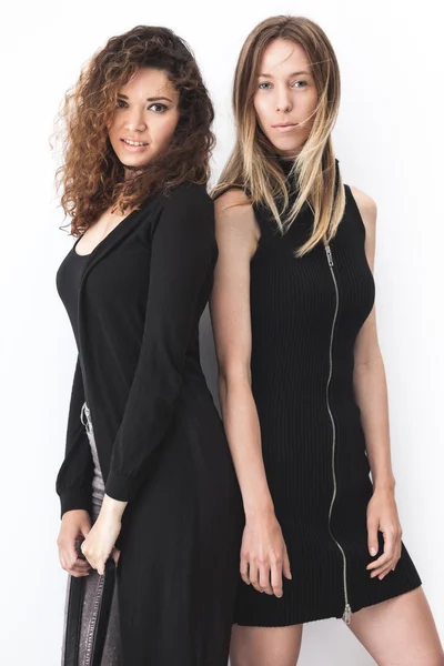 Dwie dziewczyny moda nowoczesny — Zdjęcie stockowe