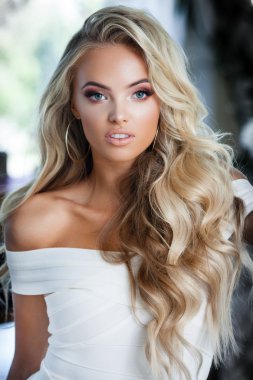 sarışın gülümseyerek kadın