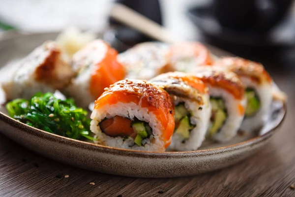 Sushi Maki Rolky Lososem Úhořem Avokádem Okurkou Talíři Hůlkami Sójovou — Stock fotografie