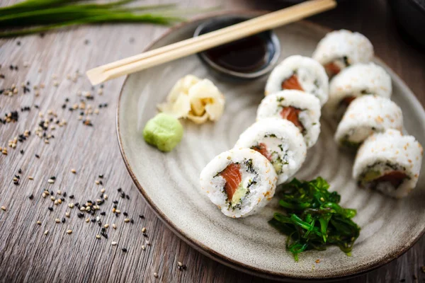Sushi Maki Rollen Philadelphia Mit Lachs Frischkäse Und Avocado Auf — Stockfoto