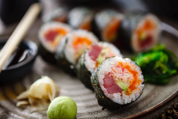 Sushi Maki Rolky Tuňákem Létajícím Rybím Kaviárem Krabem Avokádem Talíři — Stock fotografie