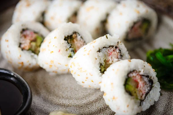 Sushi Maki Rullar Kalifornien Med Krabba Gurka Och Avokado Tallrik — Stockfoto