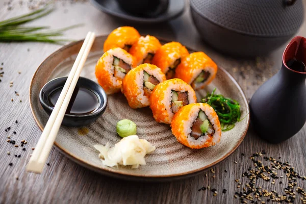 Sushi Maki Rullar Med Lax Avokado Gurka Flygande Fiskrom Tallrik — Stockfoto