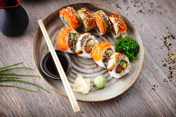 Sushi Maki Broodjes Met Zalm Paling Avocado Komkommer Een Bord — Stockfoto