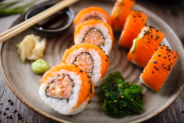 Involtini Sushi Maki Con Granchio Piccante Salmone Cetriolo Piatto Con — Foto Stock