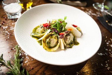 Siyah Angus el yapımı börek. Acılı sarımsaklı tereyağlı salatalık-jülyen ya da ekşi kremalı sığır eti. Modern yemek gurme restoranında öğle yemeği için sofrada servis edilen leziz et yemekleri..