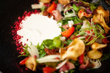 Kabuklu jambon salatası. Stracciatella ve Grana Padano peyniri, kurutulmuş domates, taze salatalık. Lezzetli, sağlıklı, karışık sebzeler yakın plan yemekler modern mutfak gurme restoranında öğle yemeği için servis edilir.