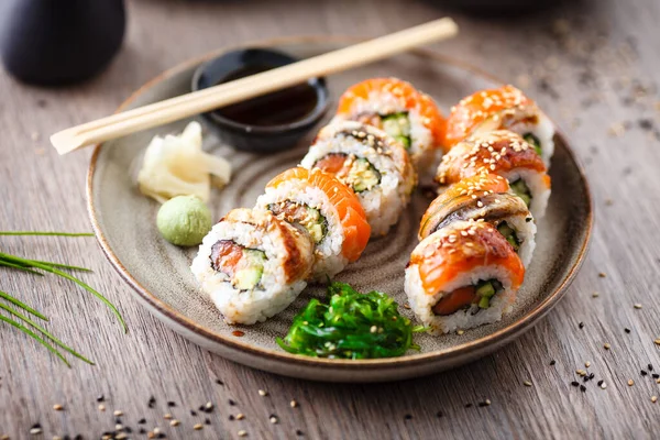 Sushi Maki Broodjes Met Zalm Paling Avocado Komkommer Een Bord — Stockfoto