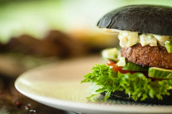 Veganer Burger Schwarzbrötchen Tofu Avocado Salat Mayonnaise Gurken Tomaten Frischer — Stockfoto