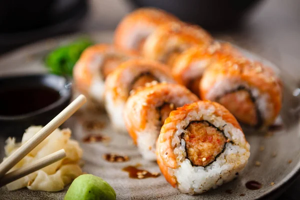 Rollos Sushi Maki Horno Con Salmón Cangrejo Salsa Picante Plato — Foto de Stock