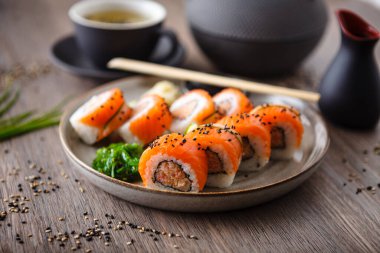 Baharatlı yengeç, somon, çubuklu salatalık, soya sosu, wasabi ve zencefilli suşi böreği. Geleneksel Japon deniz ürünleri modern gurme restoranında öğle yemeği olarak servis edilir..