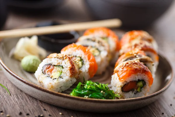 Sushi Maki Rullar Med Lax Avokado Gurka Tallrik Med Ätpinnar — Stockfoto