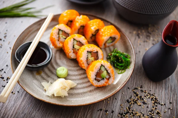 Sushi Maki Broodjes Met Zalm Avocado Komkommer Vliegende Viskuit Een — Stockfoto