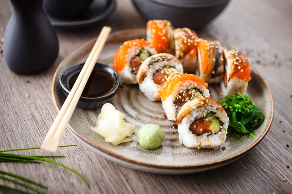 Sushi Maki Rolky Lososem Úhořem Avokádem Okurkou Talíři Hůlkami Sójovou — Stock fotografie