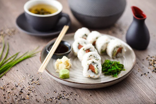 Sushi Maki Rullar Philadelphia Med Lax Krämig Ost Och Avokado — Stockfoto