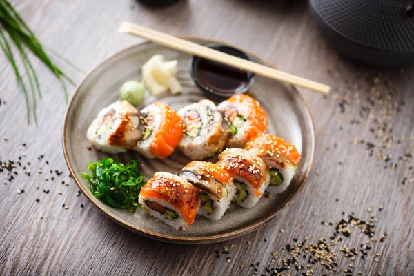 Sushi Maki Rolky Lososem Úhořem Avokádem Okurkou Talíři Hůlkami Sójovou — Stock fotografie